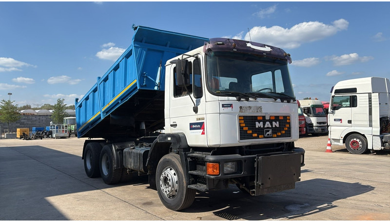 MAN 26.322 (MANUAL PUMP / POMPE MANUELLE / LAMES / GRAND PONT / BIG AXLE) - Kipper vrachtwagen: afbeelding 3 MAN 26.322 (MANUAL PUMP / POMPE MANUELLE / LAMES / GRAND PONT / BIG AXLE) - Kipper vrachtwagen: afbeelding 3