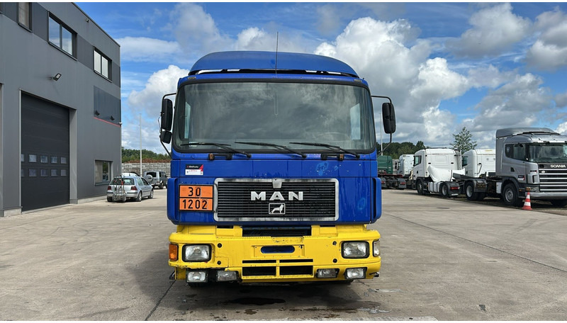 MAN 26.402 (18.000 L / 6X2 / 6 CYLINDER / FRONT STEEL / 3 COMPARTIMENTS) - Tankwagen: afbeelding 2 MAN 26.402 (18.000 L / 6X2 / 6 CYLINDER / FRONT STEEL / 3 COMPARTIMENTS) - Tankwagen: afbeelding 2