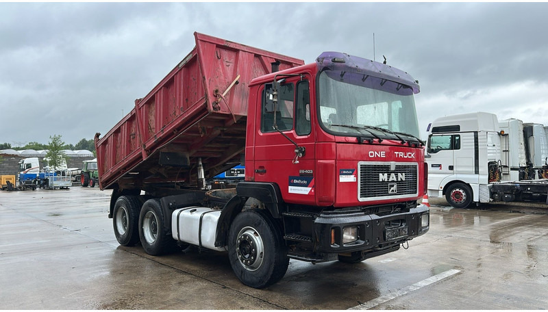 MAN 26.403 (STEEL SUSPENSION / VERY CLEAN / 6 CYLINDER / BIG AXLE / EURO 2) - Kipper vrachtwagen: afbeelding 3 MAN 26.403 (STEEL SUSPENSION / VERY CLEAN / 6 CYLINDER / BIG AXLE / EURO 2) - Kipper vrachtwagen: afbeelding 3