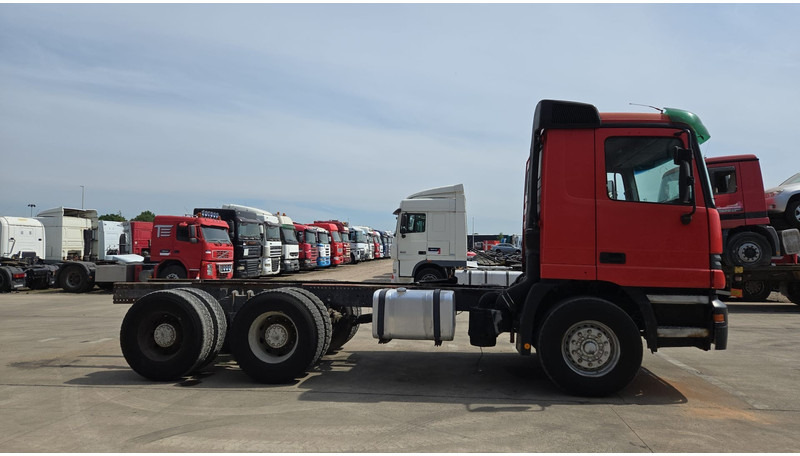 Mercedes-Benz ACTROS 2640 (EPS / 3 PEDALES / V6 / LAMES / GRAND PONT / EURO 2 / SEMI-AUTO) - Chassis vrachtwagen: afbeelding 4 Mercedes-Benz ACTROS 2640 (EPS / 3 PEDALES / V6 / LAMES / GRAND PONT / EURO 2 / SEMI-AUTO) - Chassis vrachtwagen: afbeelding 4