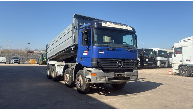 Mercedes-Benz ACTROS 3243 (FREINS TAMBOUR / EPS / 3 PEDALES / LAMES / GRAND PONT / STEEL SUSP. / V6) - Kipper vrachtwagen: afbeelding 3 Mercedes-Benz ACTROS 3243 (FREINS TAMBOUR / EPS / 3 PEDALES / LAMES / GRAND PONT / STEEL SUSP. / V6) - Kipper vrachtwagen: afbeelding 3