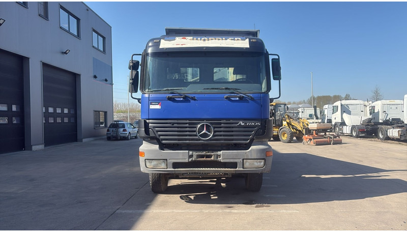 Mercedes-Benz ACTROS 3243 (FREINS TAMBOUR / EPS / 3 PEDALES / LAMES / GRAND PONT / STEEL SUSP. / V6) - Kipper vrachtwagen: afbeelding 2 Mercedes-Benz ACTROS 3243 (FREINS TAMBOUR / EPS / 3 PEDALES / LAMES / GRAND PONT / STEEL SUSP. / V6) - Kipper vrachtwagen: afbeelding 2