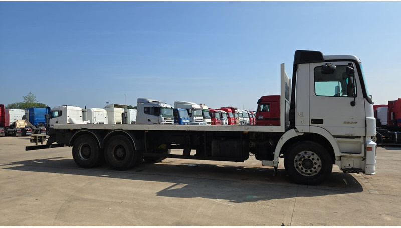 Mercedes-Benz Actros 2636 (6X4 / LAMES / GRAND PONT / MP2 / STEEL SUSP. / BOITE MANUELLE / MANUAL GEARBOX / 9M CHASSIS !!!) - Vrachtwagen met open laadbak: afbeelding 4 Mercedes-Benz Actros 2636 (6X4 / LAMES / GRAND PONT / MP2 / STEEL SUSP. / BOITE MANUELLE / MANUAL GEARBOX / 9M CHASSIS !!!) - Vrachtwagen met open laadbak: afbeelding 4