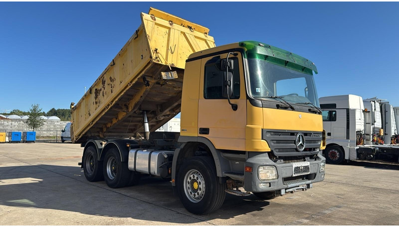 Mercedes-Benz Actros 2641 (EPS / PARFAIT ETAT / LAMES / GRAND PONT / 6X4 / MP2) - Kipper vrachtwagen: afbeelding 2 Mercedes-Benz Actros 2641 (EPS / PARFAIT ETAT / LAMES / GRAND PONT / 6X4 / MP2) - Kipper vrachtwagen: afbeelding 2