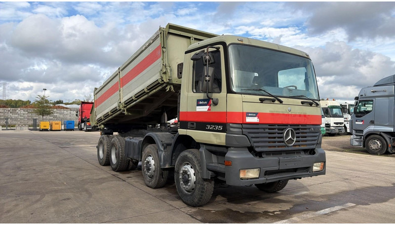 Mercedes-Benz Actros 3235 (EPS / LAMES / GRAND PONT / STEEL SUSP. / 3 PEDALES / MP1) - Kipper vrachtwagen: afbeelding 3 Mercedes-Benz Actros 3235 (EPS / LAMES / GRAND PONT / STEEL SUSP. / 3 PEDALES / MP1) - Kipper vrachtwagen: afbeelding 3