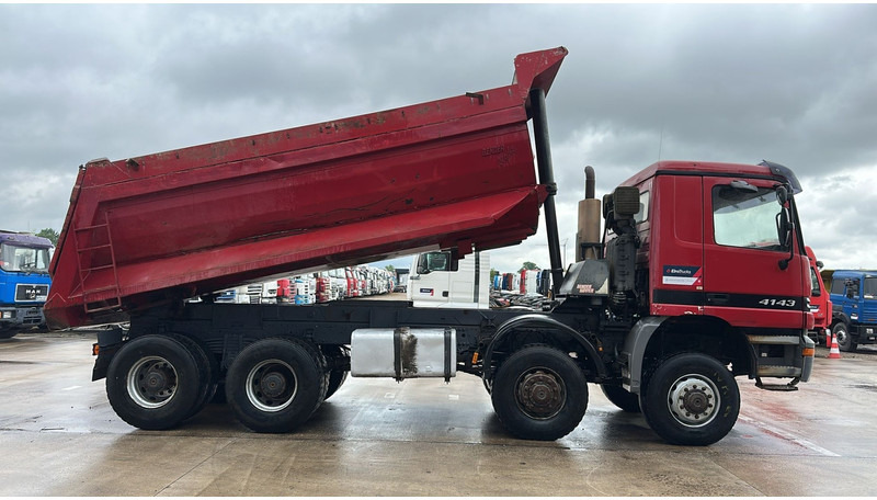 Mercedes-Benz Actros 4143 (BOITE MANUELLE / 8X8 / MANUAL GEARBOX / LAMES / GRAND PONT / BIG AXLE) - Kipper vrachtwagen: afbeelding 4 Mercedes-Benz Actros 4143 (BOITE MANUELLE / 8X8 / MANUAL GEARBOX / LAMES / GRAND PONT / BIG AXLE) - Kipper vrachtwagen: afbeelding 4