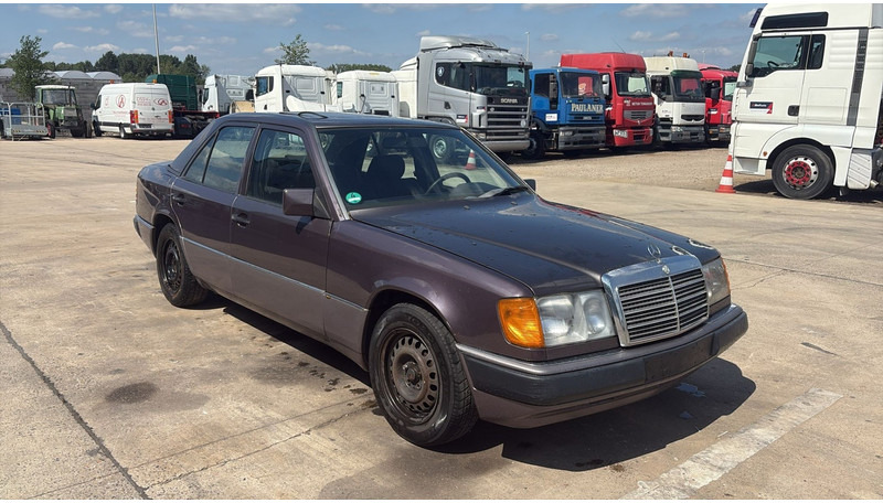Mercedes-Benz E-Klasse 200 (GERMAN CAR / VOITURE D'ALLEMAGNE / ESSENCE / PETROL / MANUAL) - Sedan: afbeelding 3 Mercedes-Benz E-Klasse 200 (GERMAN CAR / VOITURE D'ALLEMAGNE / ESSENCE / PETROL / MANUAL) - Sedan: afbeelding 3