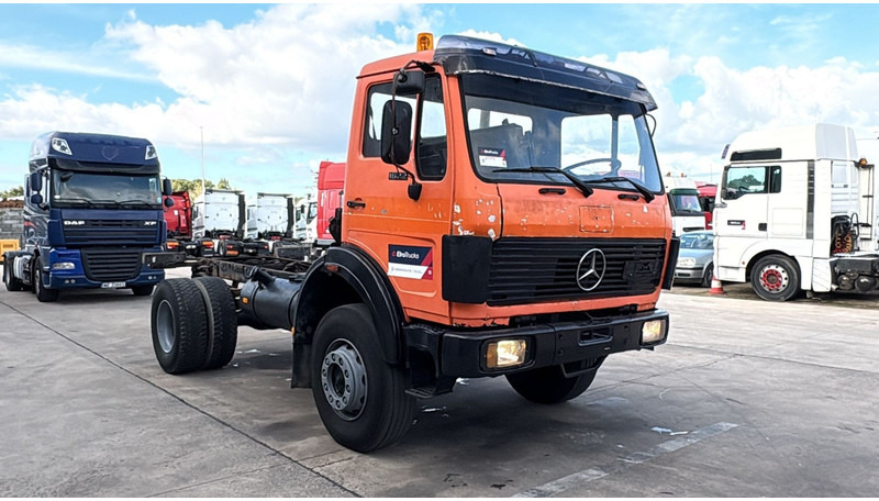 Mercedes-Benz SK 1622 (4X4 / LAMES / GRAND PONT / V6 / BIG AXLE / POMPE MANUELLE) - Chassis vrachtwagen: afbeelding 3 Mercedes-Benz SK 1622 (4X4 / LAMES / GRAND PONT / V6 / BIG AXLE / POMPE MANUELLE) - Chassis vrachtwagen: afbeelding 3