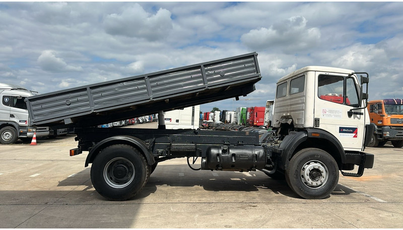 Mercedes-Benz SK 1722 (LAMES / GRAND PONT / V6 / BOITE MANUELLE / POMPE MANUELLE) - Kipper vrachtwagen: afbeelding 4 Mercedes-Benz SK 1722 (LAMES / GRAND PONT / V6 / BOITE MANUELLE / POMPE MANUELLE) - Kipper vrachtwagen: afbeelding 4