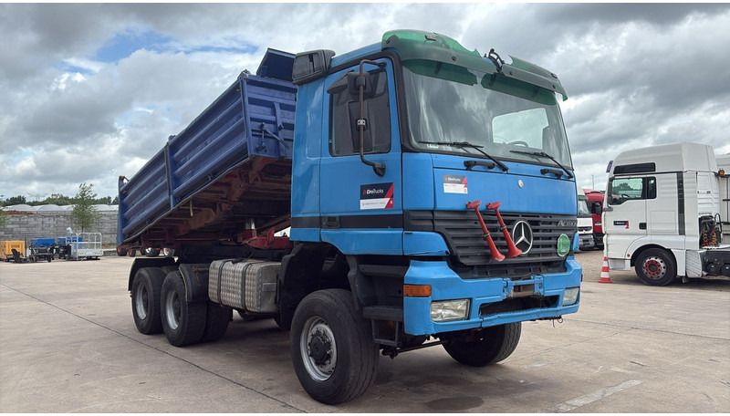 Mercedes-Benz actros 3340 (6X6 / BOITE MANUELLE /MANUAL GEARBOX / 3 PONTS / V6 / MP1) - Kipper vrachtwagen: afbeelding 3 Mercedes-Benz actros 3340 (6X6 / BOITE MANUELLE /MANUAL GEARBOX / 3 PONTS / V6 / MP1) - Kipper vrachtwagen: afbeelding 3