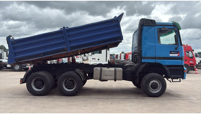 Mercedes-Benz actros 3340 (6X6 / BOITE MANUELLE /MANUAL GEARBOX / 3 PONTS / V6 / MP1) - Kipper vrachtwagen: afbeelding 4 Mercedes-Benz actros 3340 (6X6 / BOITE MANUELLE /MANUAL GEARBOX / 3 PONTS / V6 / MP1) - Kipper vrachtwagen: afbeelding 4