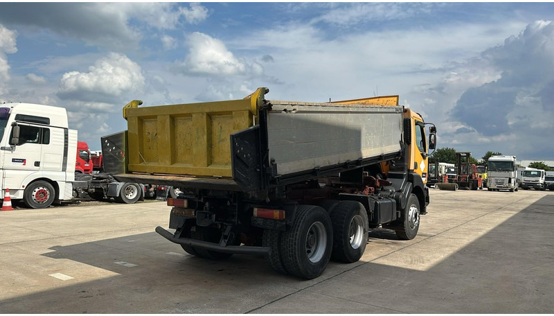 Renault Kerax 385 (POMPE MANUELLE / MANUAL PUMP / 6X4 / LAMES / GRAND PONT) - Kipper vrachtwagen: afbeelding 4 Renault Kerax 385 (POMPE MANUELLE / MANUAL PUMP / 6X4 / LAMES / GRAND PONT) - Kipper vrachtwagen: afbeelding 4