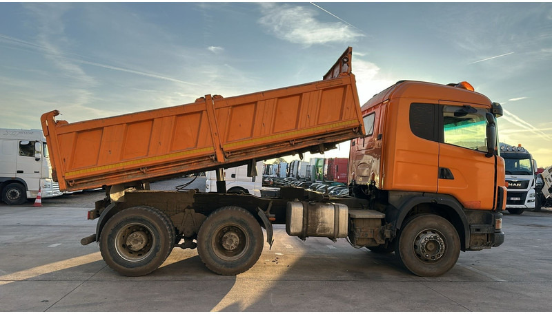 Scania 144-460 (BIG AXLE / GRAND PONT / LAMES / STEEL SUSP. / MANUAL GEARBOX / BOITE MANUELLE) - Kipper vrachtwagen: afbeelding 4 Scania 144-460 (BIG AXLE / GRAND PONT / LAMES / STEEL SUSP. / MANUAL GEARBOX / BOITE MANUELLE) - Kipper vrachtwagen: afbeelding 4
