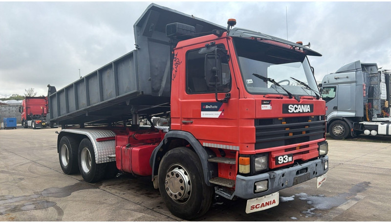 Scania 93-280 (POMPE MANUELLE / MANUAL PUMP / 6X4 / STEEL SUSP. / LAMES) - Kipper vrachtwagen: afbeelding 2 Scania 93-280 (POMPE MANUELLE / MANUAL PUMP / 6X4 / STEEL SUSP. / LAMES) - Kipper vrachtwagen: afbeelding 2