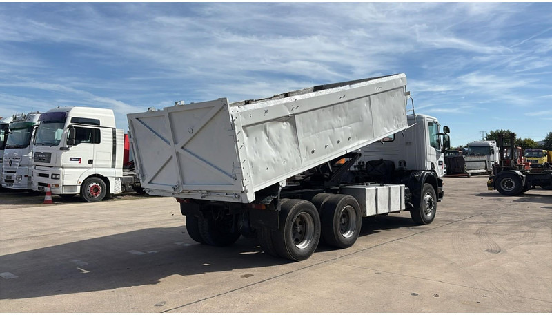 Scania 94 - 260 (BOITE MANUELLE / LAMES / STEEL SUSP. / 6X4 / MANUAL GEARBOX) - Kipper vrachtwagen: afbeelding 4 Scania 94 - 260 (BOITE MANUELLE / LAMES / STEEL SUSP. / 6X4 / MANUAL GEARBOX) - Kipper vrachtwagen: afbeelding 4