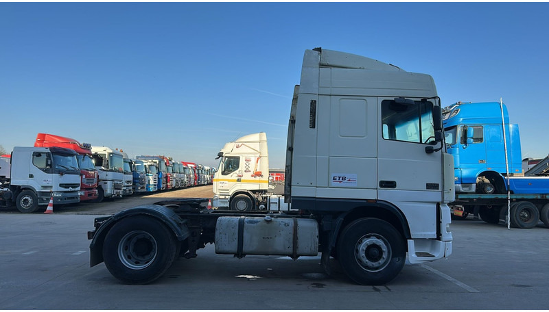 DAF XF 95.380 (EURO 2 / POMPE MANUELLE / MANUAL PUMP / BOITE MANUELLE / MANUAL GEARBOX) - Trekker: afbeelding 4 DAF XF 95.380 (EURO 2 / POMPE MANUELLE / MANUAL PUMP / BOITE MANUELLE / MANUAL GEARBOX) - Trekker: afbeelding 4