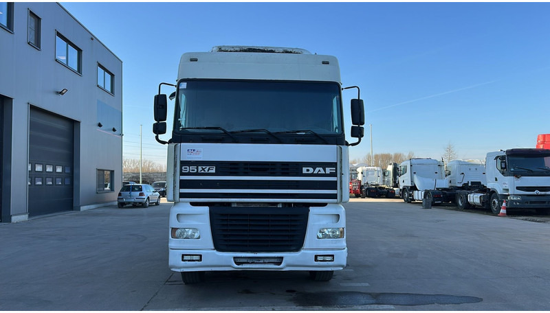 DAF XF 95.380 (EURO 2 / POMPE MANUELLE / MANUAL PUMP / BOITE MANUELLE / MANUAL GEARBOX) - Trekker: afbeelding 2 DAF XF 95.380 (EURO 2 / POMPE MANUELLE / MANUAL PUMP / BOITE MANUELLE / MANUAL GEARBOX) - Trekker: afbeelding 2