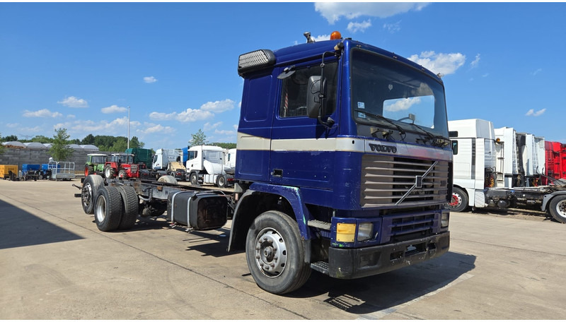Volvo F 12 - 360 (FULL STEEL SUSPENSION / MANUAL PUMP / SUSP. LAMES / 6X2) - Chassis vrachtwagen: afbeelding 3 Volvo F 12 - 360 (FULL STEEL SUSPENSION / MANUAL PUMP / SUSP. LAMES / 6X2) - Chassis vrachtwagen: afbeelding 3