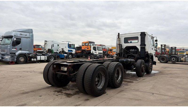 Volvo FL 10 - 320 (POMPE MANUELLE / MANUAL PUMP / LAMES / STEEL SUSP. / 8X4) - Chassis vrachtwagen: afbeelding 4 Volvo FL 10 - 320 (POMPE MANUELLE / MANUAL PUMP / LAMES / STEEL SUSP. / 8X4) - Chassis vrachtwagen: afbeelding 4