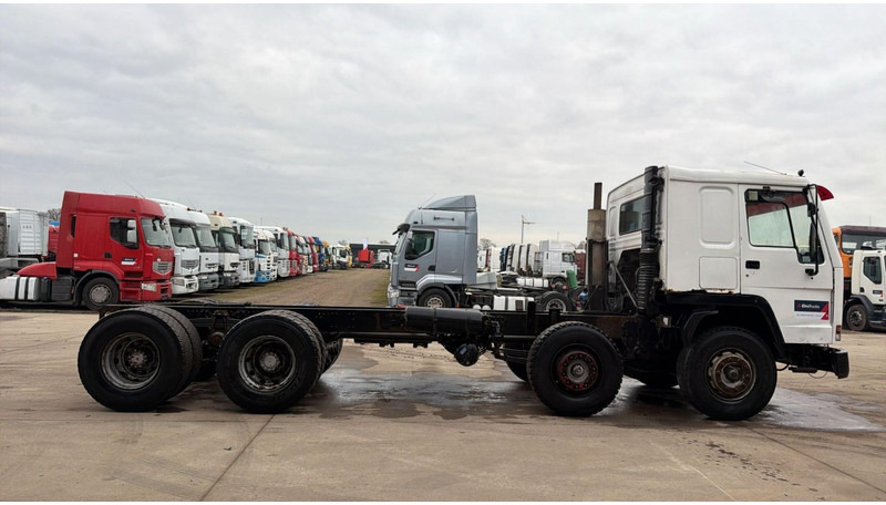 Volvo FL 10 - 320 (POMPE MANUELLE / MANUAL PUMP / LAMES / STEEL SUSP. / 8X4) - Chassis vrachtwagen: afbeelding 3 Volvo FL 10 - 320 (POMPE MANUELLE / MANUAL PUMP / LAMES / STEEL SUSP. / 8X4) - Chassis vrachtwagen: afbeelding 3