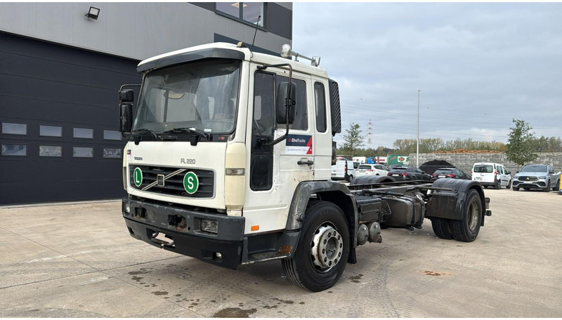 Volvo FL 220 (FULL STEEL SUSP. / 10 BOLTS / 18 TONS / VERY CLEAN CHASSIS !!! / CHASSIS 5.50M LENGHT) - Chassis vrachtwagen: afbeelding 1 Volvo FL 220 (FULL STEEL SUSP. / 10 BOLTS / 18 TONS / VERY CLEAN CHASSIS !!! / CHASSIS 5.50M LENGHT) - Chassis vrachtwagen: afbeelding 1