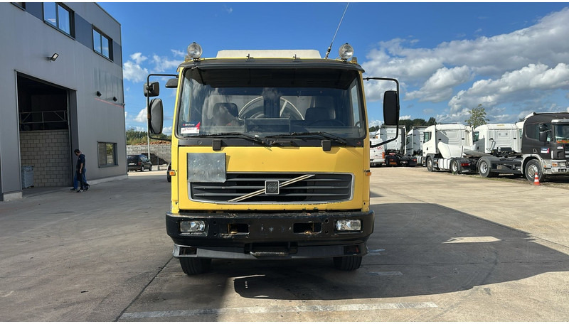 Volvo FL 6-18 (12400 LITERS / 3 COMPARTIMENTS / EURO 2 / STEEL SUSP. / LAMES) - Tankwagen: afbeelding 2 Volvo FL 6-18 (12400 LITERS / 3 COMPARTIMENTS / EURO 2 / STEEL SUSP. / LAMES) - Tankwagen: afbeelding 2
