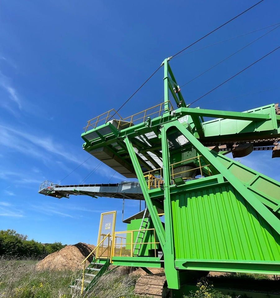 Land-based bucket chain excavator Land-based bucket chain excavator - Rupsgraafmachine: afbeelding 1 Land-based bucket chain excavator Land-based bucket chain excavator - Rupsgraafmachine: afbeelding 1
