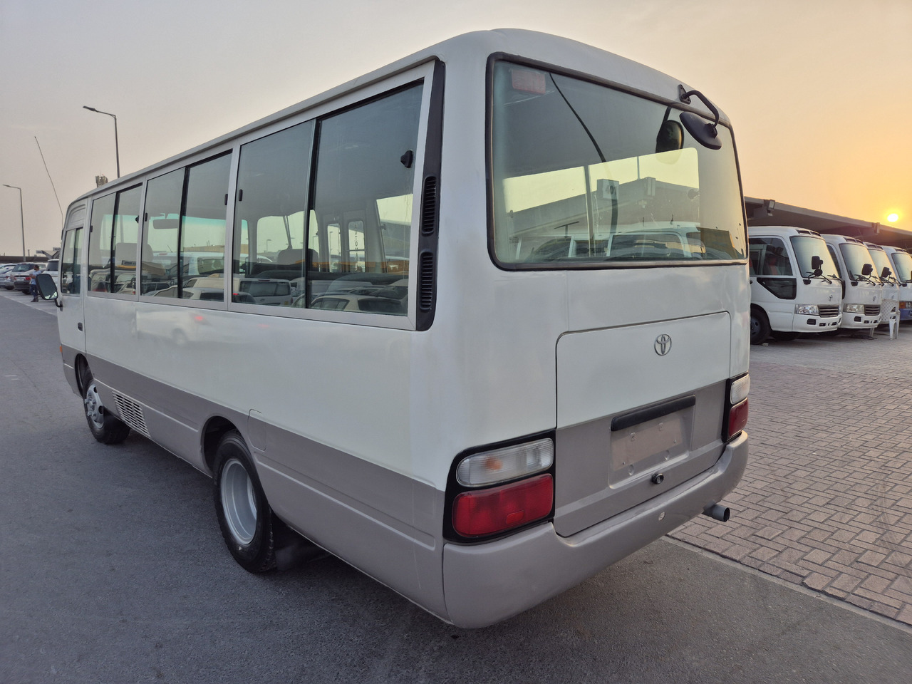 TOYOTA Coaster ... 25 places ...climatisé - Minibus, Personenvervoer: afbeelding 3 TOYOTA Coaster ... 25 places ...climatisé - Minibus, Personenvervoer: afbeelding 3