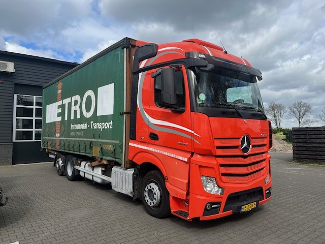 Mercedes Benz Actros 2642 6x2 Mega BDF met zeilbak - Schuifzeilen vrachtwagen: afbeelding 2 Mercedes Benz Actros 2642 6x2 Mega BDF met zeilbak - Schuifzeilen vrachtwagen: afbeelding 2