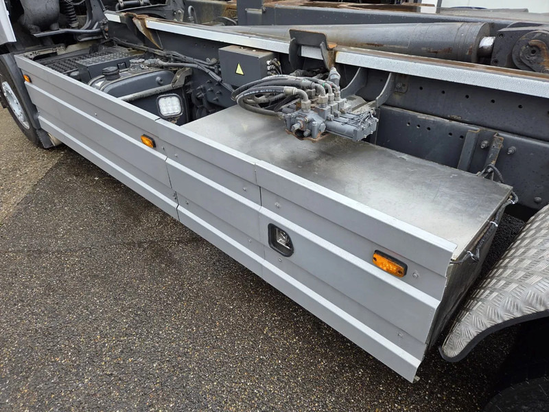 Volvo FH 460 VDL hooklift - Haakarmsysteem vrachtwagen: afbeelding 5 Volvo FH 460 VDL hooklift - Haakarmsysteem vrachtwagen: afbeelding 5