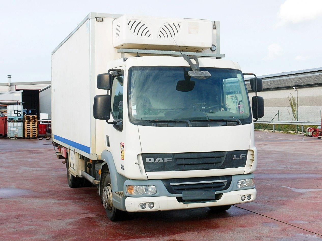 DAF LF 45.160 ISOTHERM KOFFER LADEBORDWAND - Koelwagen vrachtwagen: afbeelding 1 DAF LF 45.160 ISOTHERM KOFFER LADEBORDWAND - Koelwagen vrachtwagen: afbeelding 1
