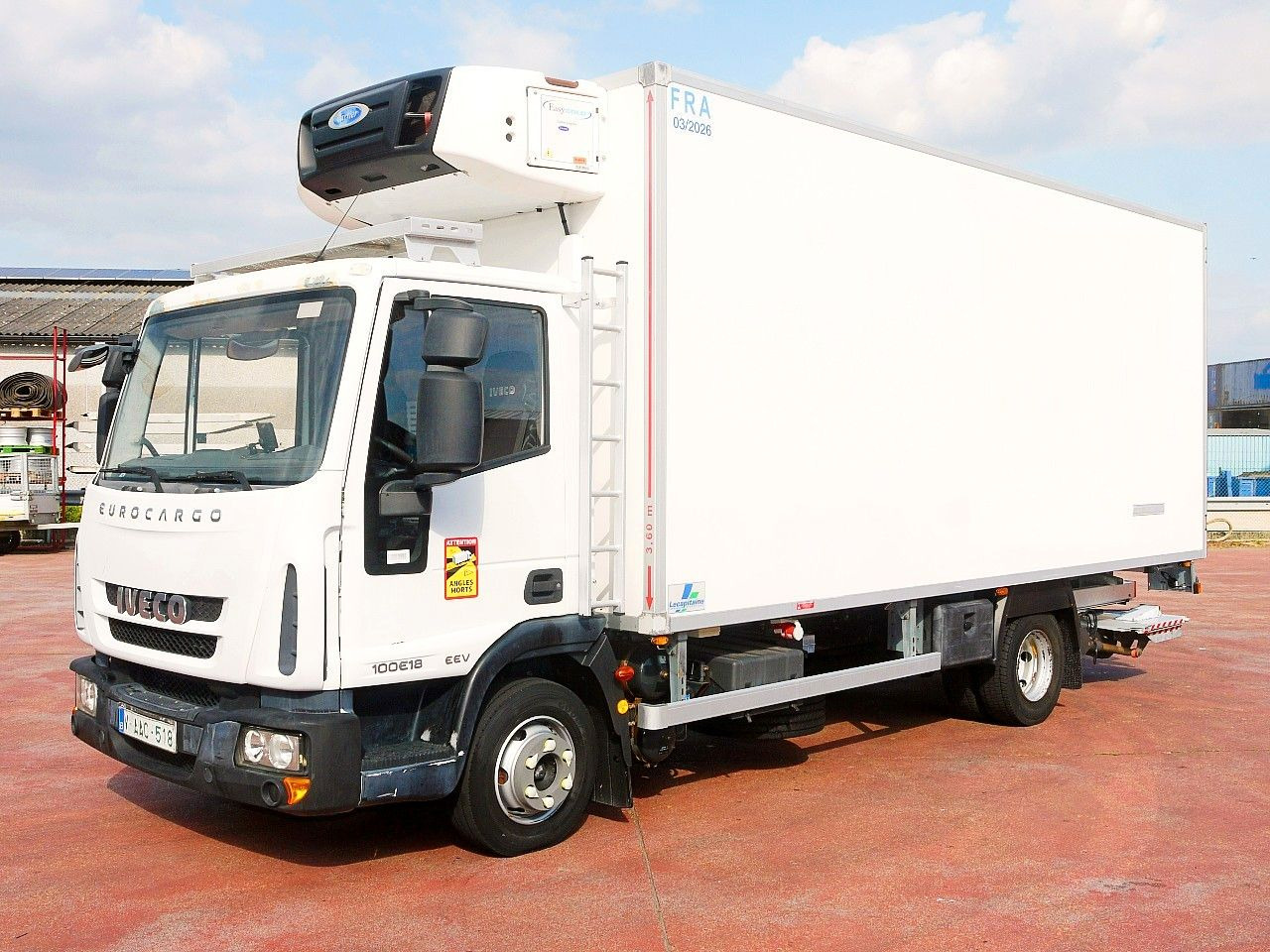 Iveco 100E18 EUROCARGO KUHLKOFFER CARRIER SUPRA 175tkm Iveco 100E18 EUROCARGO KUHLKOFFER CARRIER SUPRA 175tkm - Koelwagen vrachtwagen: afbeelding 4 Iveco 100E18 EUROCARGO KUHLKOFFER CARRIER SUPRA 175tkm Iveco 100E18 EUROCARGO KUHLKOFFER CARRIER SUPRA 175tkm - Koelwagen vrachtwagen: afbeelding 4