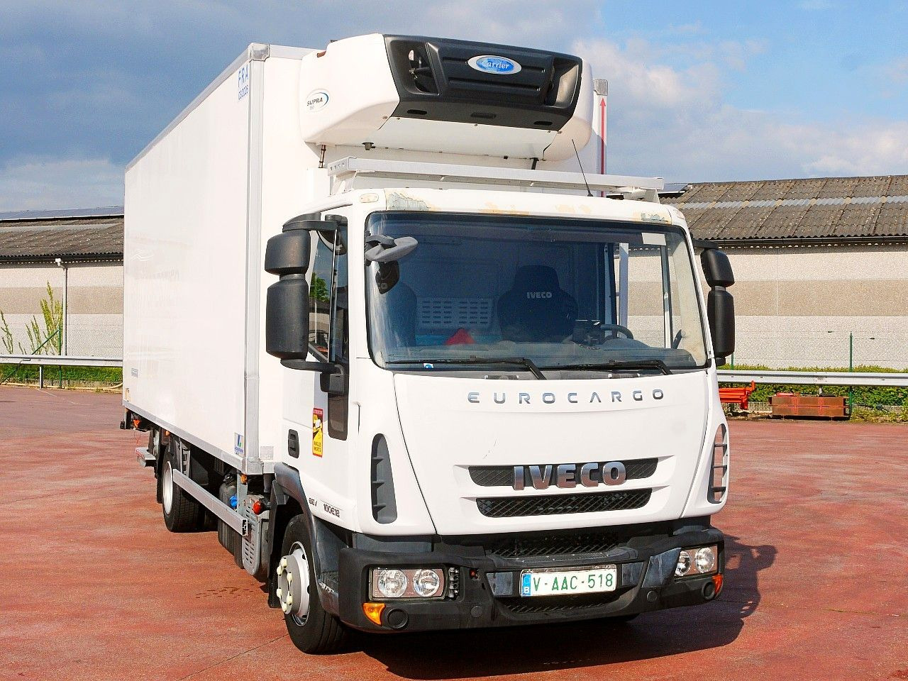 Iveco 100E18 EUROCARGO KUHLKOFFER CARRIER SUPRA 175tkm Iveco 100E18 EUROCARGO KUHLKOFFER CARRIER SUPRA 175tkm - Koelwagen vrachtwagen: afbeelding 1 Iveco 100E18 EUROCARGO KUHLKOFFER CARRIER SUPRA 175tkm Iveco 100E18 EUROCARGO KUHLKOFFER CARRIER SUPRA 175tkm - Koelwagen vrachtwagen: afbeelding 1