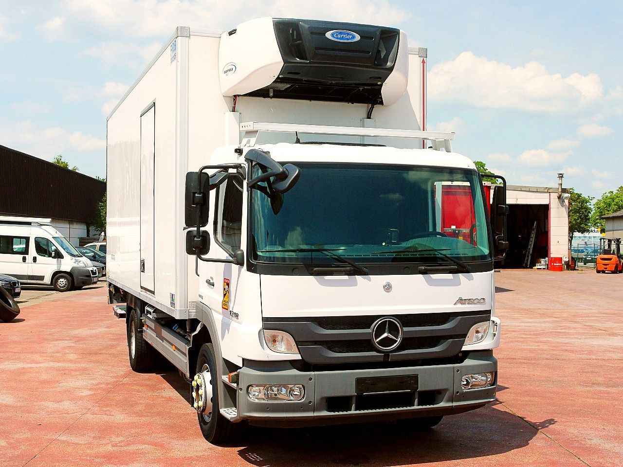 Mercedes-Benz 1318 ATEGO FLEISH KUHLKOFFER CARRIER SUPRA 750 - Koelwagen vrachtwagen: afbeelding 1 Mercedes-Benz 1318 ATEGO FLEISH KUHLKOFFER CARRIER SUPRA 750 - Koelwagen vrachtwagen: afbeelding 1