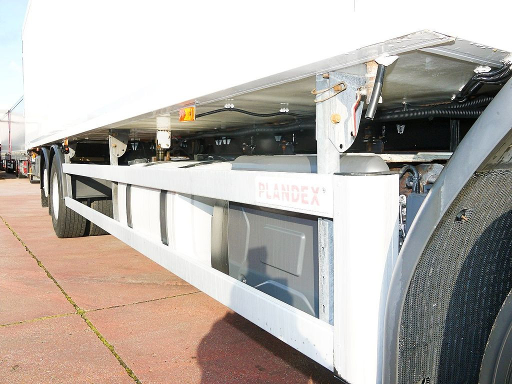 Koelwagen vrachtwagen Renault 26.320 D KUHLKOFFER THERMOKING MT T1200 6X2 A/C Renault 26 320 D KUHLKOFFER THERMOKING MT T1200 6X2 A/C: afbeelding 17 Koelwagen vrachtwagen Renault 26.320 D KUHLKOFFER THERMOKING MT T1200 6X2 A/C Renault 26 320 D KUHLKOFFER THERMOKING MT T1200 6X2 A/C: afbeelding 17