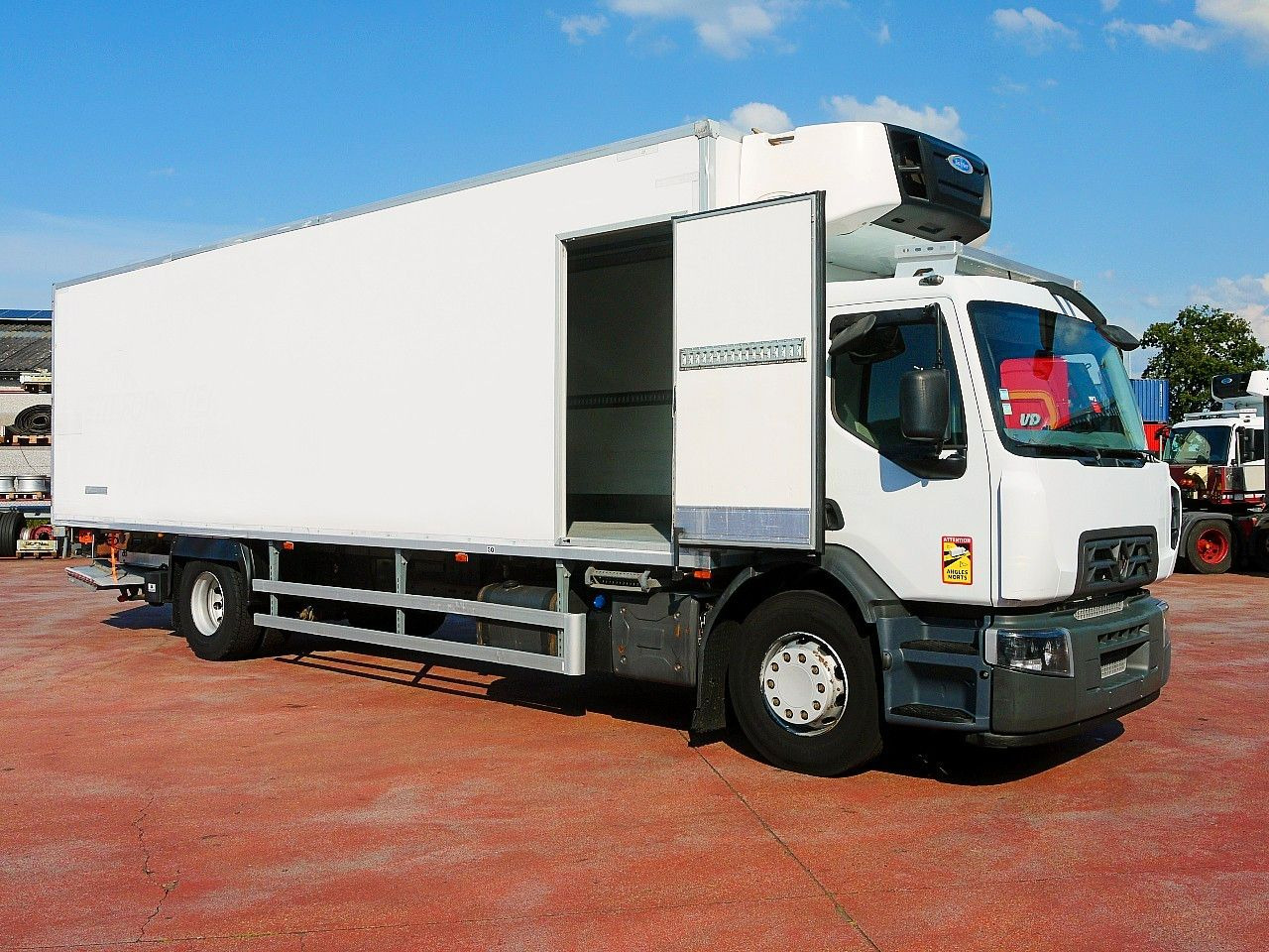 Renault D19.280 KUHLKOFFER CARRIER SUPRA 1150 MT - Koelwagen vrachtwagen: afbeelding 3 Renault D19.280 KUHLKOFFER CARRIER SUPRA 1150 MT - Koelwagen vrachtwagen: afbeelding 3