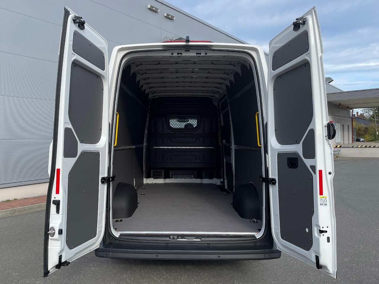 Personenvervoer Volkswagen Crafter Kasten 35 L4H3 Autom. NAVI KAMERA KLIMA: afbeelding 31 Personenvervoer Volkswagen Crafter Kasten 35 L4H3 Autom. NAVI KAMERA KLIMA: afbeelding 31