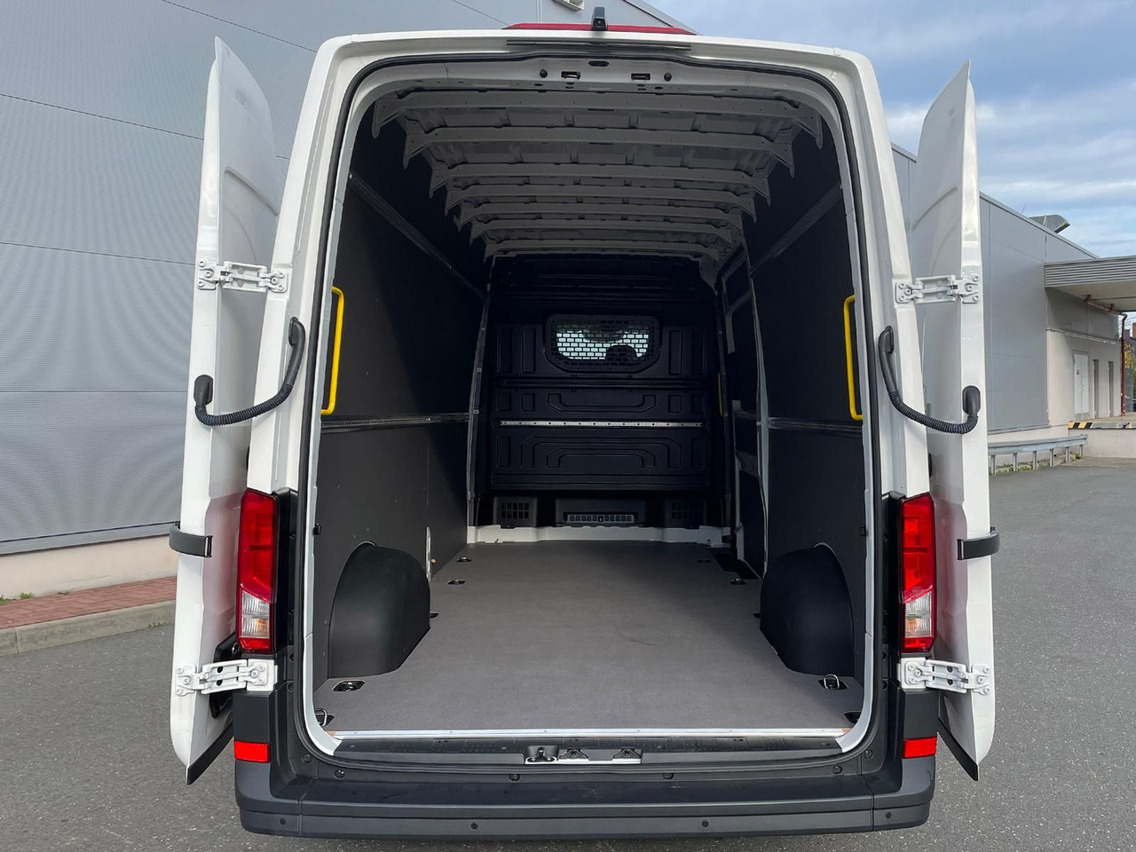 Personenvervoer Volkswagen Crafter Kasten 35 L4H3 Autom. NAVI KAMERA KLIMA: afbeelding 11 Personenvervoer Volkswagen Crafter Kasten 35 L4H3 Autom. NAVI KAMERA KLIMA: afbeelding 11