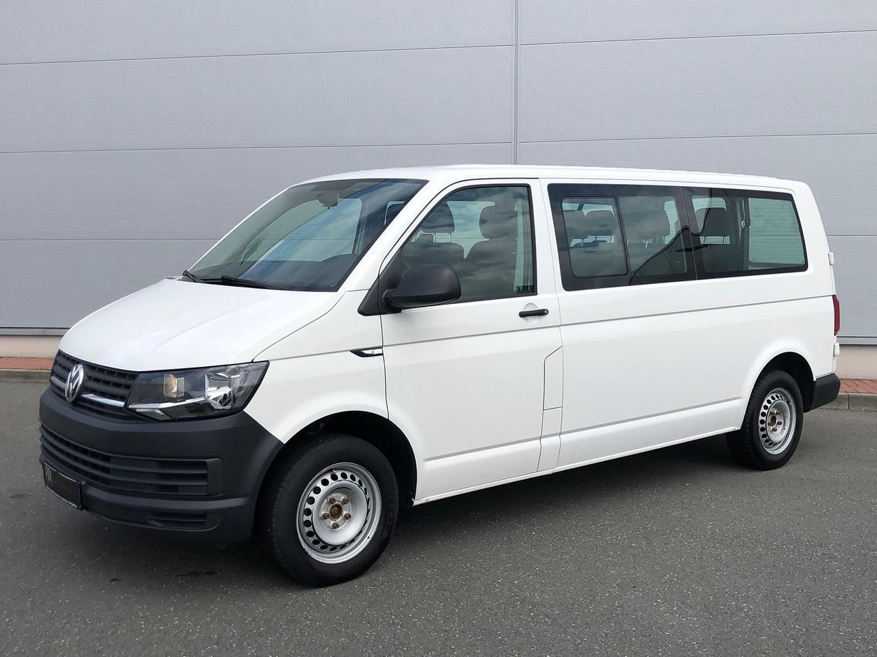 Volkswagen T6 Transporter 2.0 TDI Kombi lang 9-SITZE TEMP - Personenwagen: afbeelding 1 Volkswagen T6 Transporter 2.0 TDI Kombi lang 9-SITZE TEMP - Personenwagen: afbeelding 1