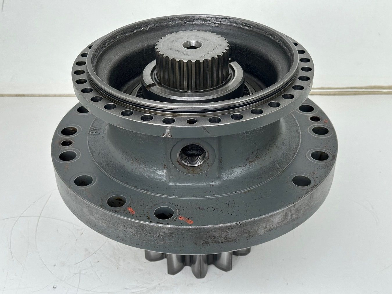 Liebherr Abtriebswellengehäuse ID-Nr.90013701 mit Abtriebswelle ID-Nr.90214087.    SAT275A290.  R922 LC-1486. R924 LC-1487.  #0556#0579# - Zwenkmotor voor Bouwmachine: afbeelding 3 Liebherr Abtriebswellengehäuse ID-Nr.90013701 mit Abtriebswelle ID-Nr.90214087.    SAT275A290.  R922 LC-1486. R924 LC-1487.  #0556#0579# - Zwenkmotor voor Bouwmachine: afbeelding 3