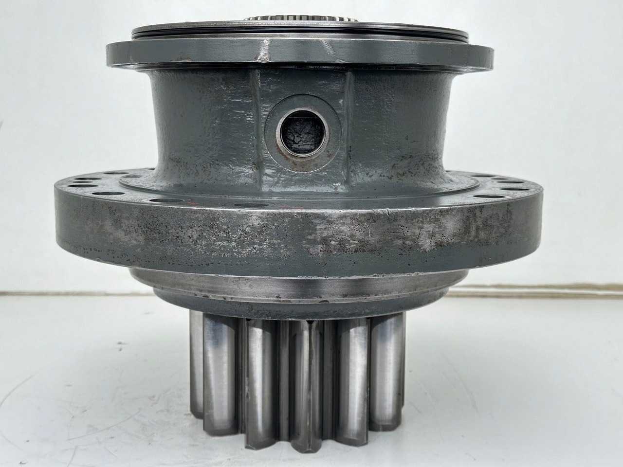 Liebherr Abtriebswellengehäuse ID-Nr.90013701 mit Abtriebswelle ID-Nr.90214087.    SAT275A290.  R922 LC-1486. R924 LC-1487.  #0556#0579# - Zwenkmotor voor Bouwmachine: afbeelding 1 Liebherr Abtriebswellengehäuse ID-Nr.90013701 mit Abtriebswelle ID-Nr.90214087.    SAT275A290.  R922 LC-1486. R924 LC-1487.  #0556#0579# - Zwenkmotor voor Bouwmachine: afbeelding 1