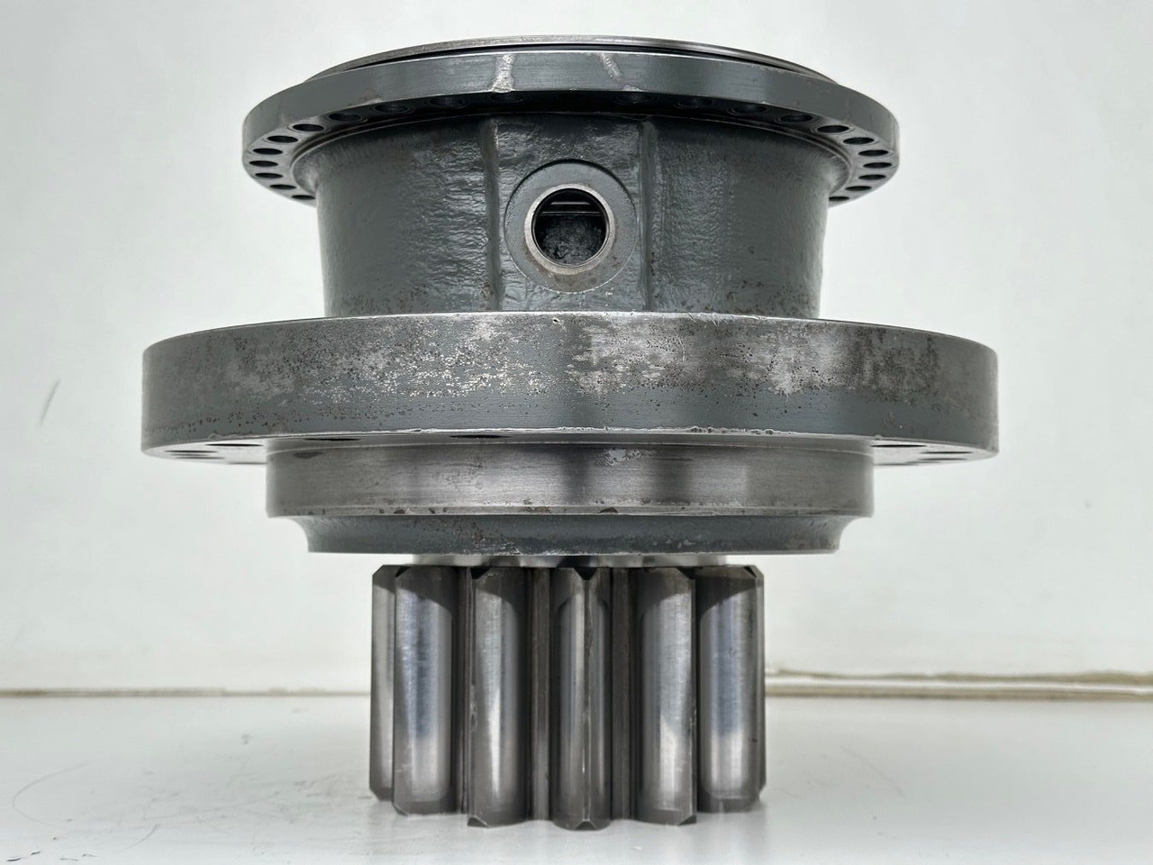 Liebherr Abtriebswellengehäuse ID-Nr.90013701 mit Abtriebswelle ID-Nr.90214087.    SAT275A290.  R922 LC-1486. R924 LC-1487.  #0556#0579# - Zwenkmotor voor Bouwmachine: afbeelding 2 Liebherr Abtriebswellengehäuse ID-Nr.90013701 mit Abtriebswelle ID-Nr.90214087.    SAT275A290.  R922 LC-1486. R924 LC-1487.  #0556#0579# - Zwenkmotor voor Bouwmachine: afbeelding 2