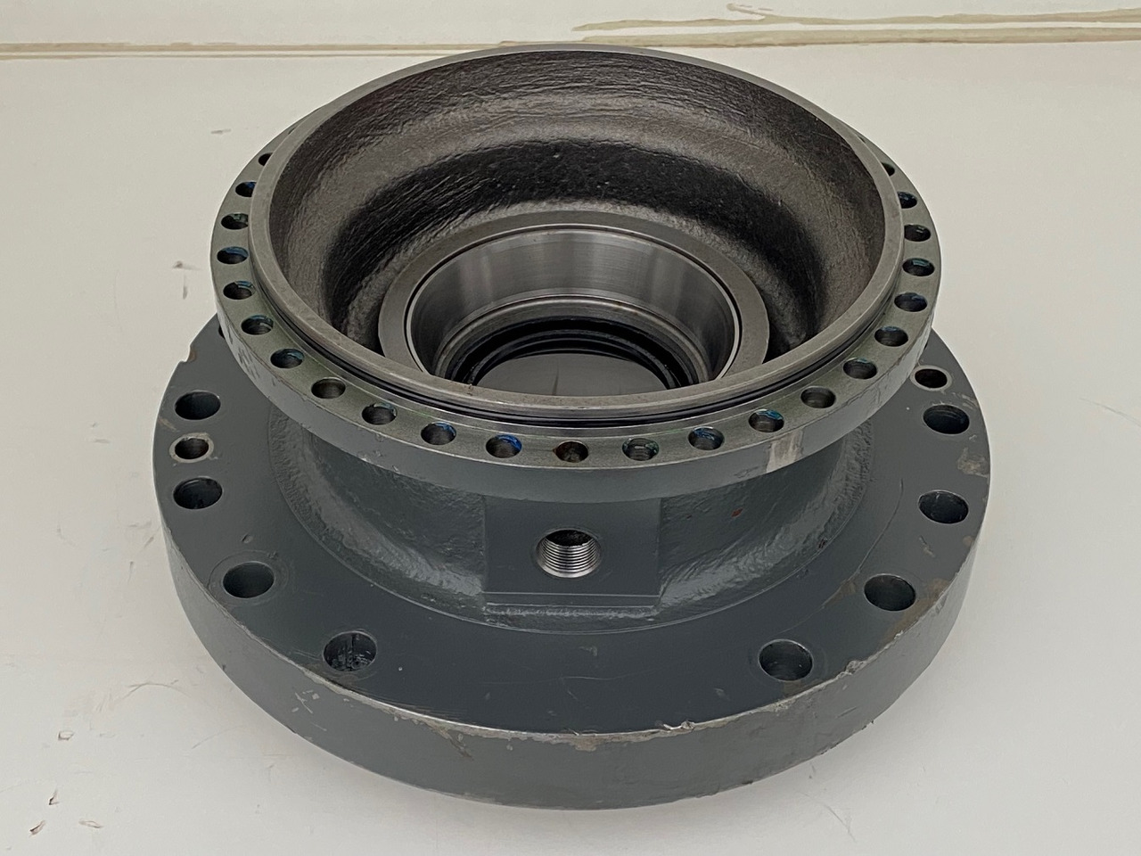 Liebherr Abtriebswellengehäuse ID-Nr.90015650 and Kegelrollenlager ID-Nr.761008503. - Zwenkmotor voor Rupsgraafmachine: afbeelding 1 Liebherr Abtriebswellengehäuse ID-Nr.90015650 and Kegelrollenlager ID-Nr.761008503. - Zwenkmotor voor Rupsgraafmachine: afbeelding 1