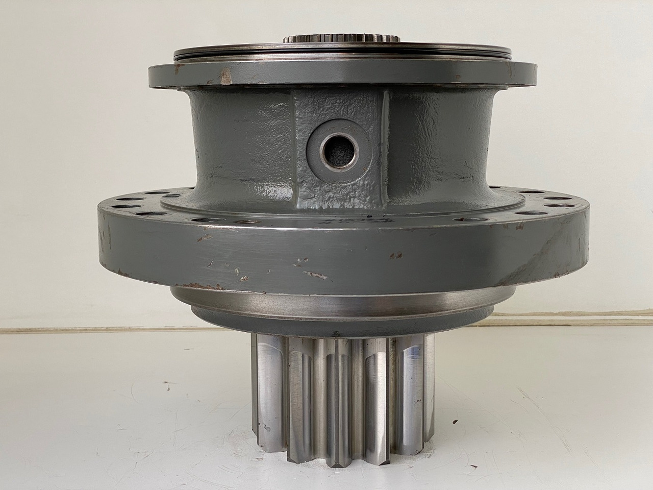 Liebherr Abtriebswellengehäuse ID-Nr.90018934 mit Abtriebswelle ID-Nr.90204999. SAT275/260 - SAT275/261 - SAT275/266 - SAT275/289.  #1972#093# - Zwenkmotor voor Bouwmachine: afbeelding 1 Liebherr Abtriebswellengehäuse ID-Nr.90018934 mit Abtriebswelle ID-Nr.90204999. SAT275/260 - SAT275/261 - SAT275/266 - SAT275/289.  #1972#093# - Zwenkmotor voor Bouwmachine: afbeelding 1