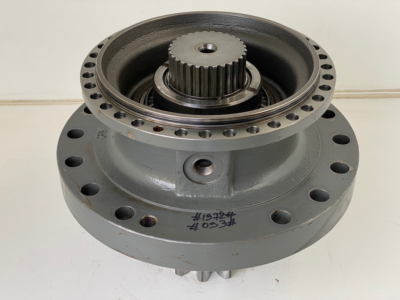 Liebherr Abtriebswellengehäuse ID-Nr.90018934 mit Abtriebswelle ID-Nr.90204999. SAT275/260 - SAT275/261 - SAT275/266 - SAT275/289.  #1972#093# - Zwenkmotor voor Bouwmachine: afbeelding 3 Liebherr Abtriebswellengehäuse ID-Nr.90018934 mit Abtriebswelle ID-Nr.90204999. SAT275/260 - SAT275/261 - SAT275/266 - SAT275/289.  #1972#093# - Zwenkmotor voor Bouwmachine: afbeelding 3