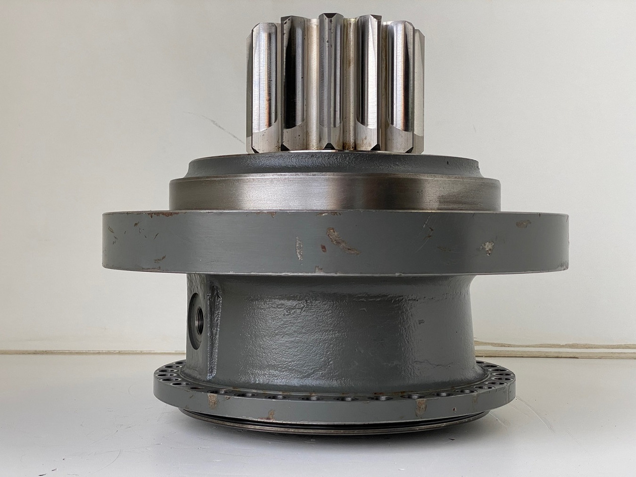 Liebherr Abtriebswellengehäuse ID-Nr.90018934 mit Abtriebswelle ID-Nr.90204999. SAT275/260 - SAT275/261 - SAT275/266 - SAT275/289.  #1972#093# - Zwenkmotor voor Bouwmachine: afbeelding 5 Liebherr Abtriebswellengehäuse ID-Nr.90018934 mit Abtriebswelle ID-Nr.90204999. SAT275/260 - SAT275/261 - SAT275/266 - SAT275/289.  #1972#093# - Zwenkmotor voor Bouwmachine: afbeelding 5