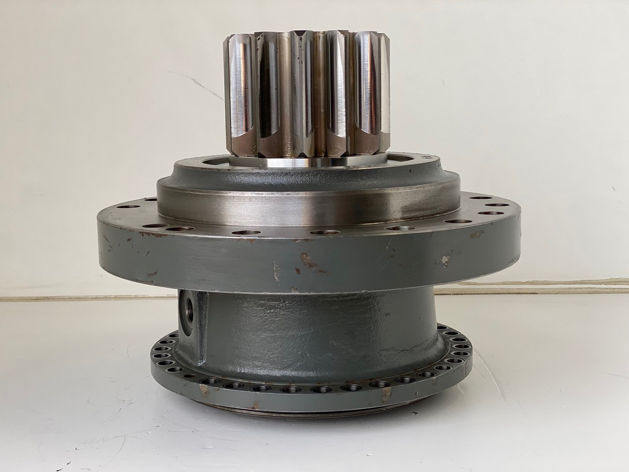 Liebherr Abtriebswellengehäuse ID-Nr.90018934 mit Abtriebswelle ID-Nr.90204999. SAT275/260 - SAT275/261 - SAT275/266 - SAT275/289.  #1972#093# - Zwenkmotor voor Bouwmachine: afbeelding 4 Liebherr Abtriebswellengehäuse ID-Nr.90018934 mit Abtriebswelle ID-Nr.90204999. SAT275/260 - SAT275/261 - SAT275/266 - SAT275/289.  #1972#093# - Zwenkmotor voor Bouwmachine: afbeelding 4