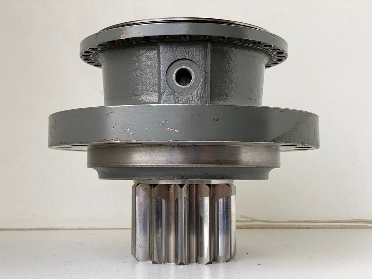 Liebherr Abtriebswellengehäuse ID-Nr.90018934 mit Abtriebswelle ID-Nr.90204999. SAT275/260 - SAT275/261 - SAT275/266 - SAT275/289.  #1972#093# - Zwenkmotor voor Bouwmachine: afbeelding 2 Liebherr Abtriebswellengehäuse ID-Nr.90018934 mit Abtriebswelle ID-Nr.90204999. SAT275/260 - SAT275/261 - SAT275/266 - SAT275/289.  #1972#093# - Zwenkmotor voor Bouwmachine: afbeelding 2