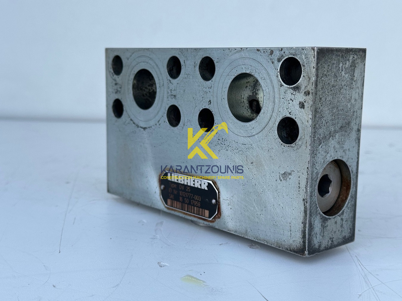 Liebherr Dämpfungsventil ID-Nr.10121777. P924 COMP, P926, R926, R916, R922, R924 COMP, R924, R926 COMP, R926, R930, R936, R946, R950 T, R960 T. #10121777.43199# - Zwenkmotor voor Bouwmachine: afbeelding 1 Liebherr Dämpfungsventil ID-Nr.10121777. P924 COMP, P926, R926, R916, R922, R924 COMP, R924, R926 COMP, R926, R930, R936, R946, R950 T, R960 T. #10121777.43199# - Zwenkmotor voor Bouwmachine: afbeelding 1