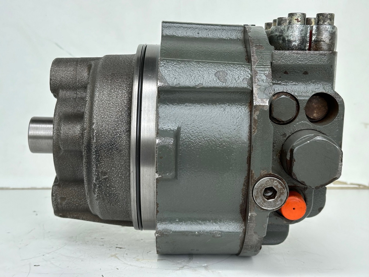 Liebherr Hydraulikeinbaumotor CMVE O 108. ID-Nr.10118562 - ID-Nr.10132610 - ID-Nr.10129048. LOS1916, LOS916, LOS926, R906, R916, R918, R920, R922, R924, R926COMP, R926, R936. #28313# - Hydromotor voor Bouwmachine: afbeelding 4 Liebherr Hydraulikeinbaumotor CMVE O 108. ID-Nr.10118562 - ID-Nr.10132610 - ID-Nr.10129048. LOS1916, LOS916, LOS926, R906, R916, R918, R920, R922, R924, R926COMP, R926, R936. #28313# - Hydromotor voor Bouwmachine: afbeelding 4